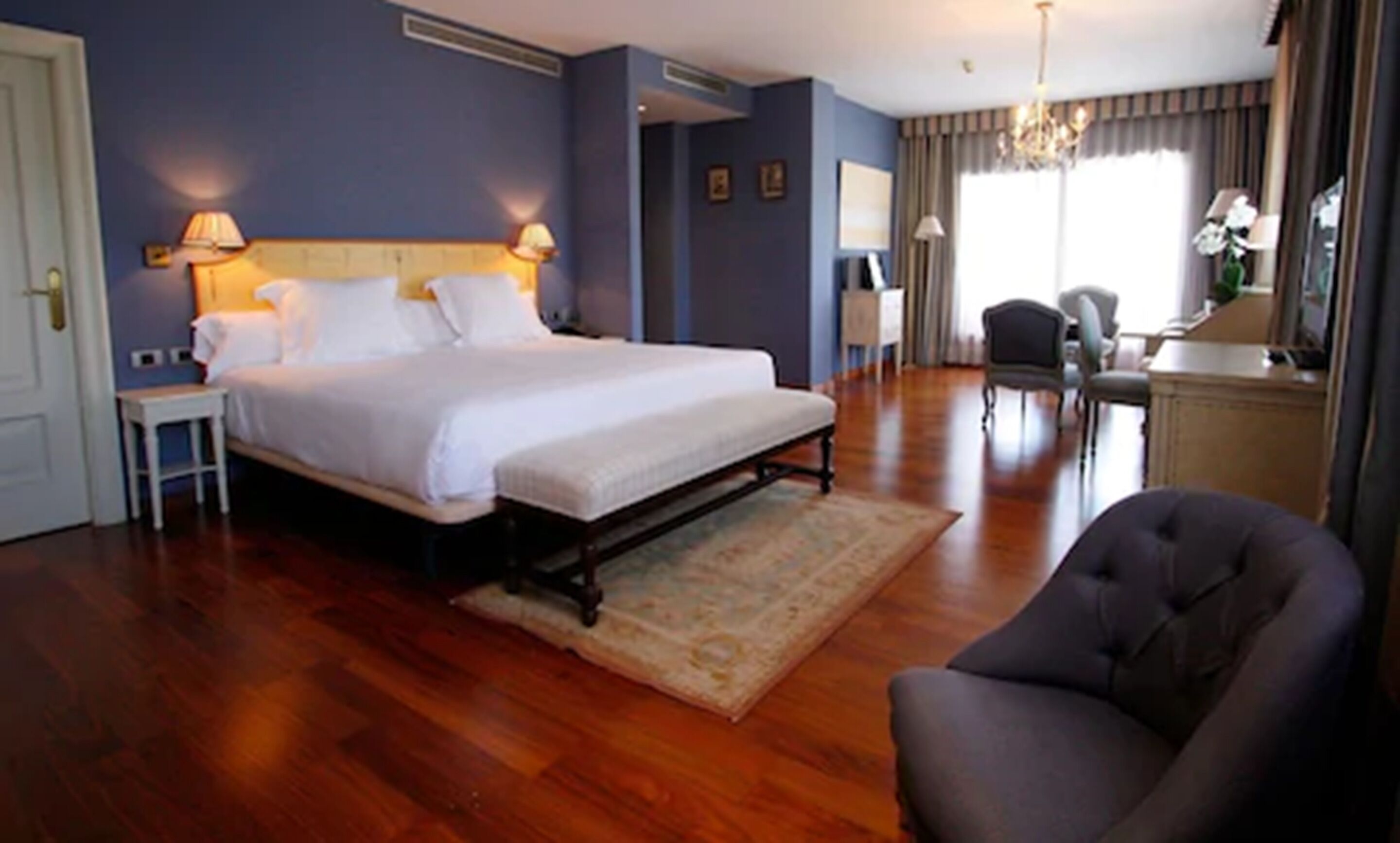 premium suite (quadruple -) | in-room safe, desk, free wifi, bed sheets