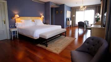 Suite Premium (Quadruple -) | Caja fuerte, escritorio, wifi gratis y ropa de cama