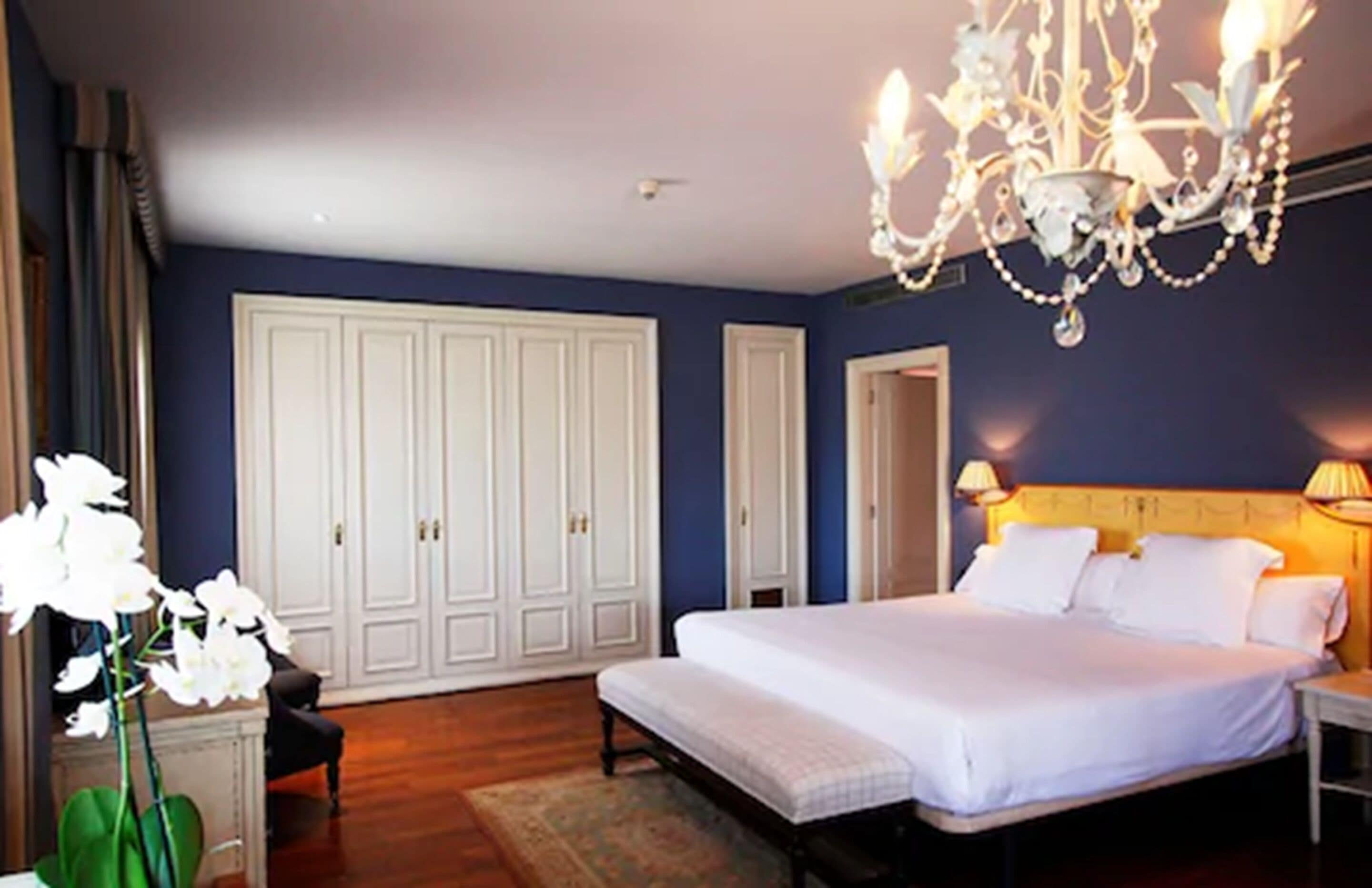 premium suite (quadruple -) | in-room safe, desk, free wifi, bed sheets