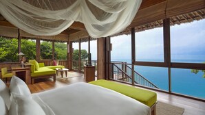 غرفة - بمسبح خاص - على المحيط (Villa Suite) | أغطية فراش متميزة وأسرّة سليكت كومفورت وميني بار وخزنة داخل الغرفة