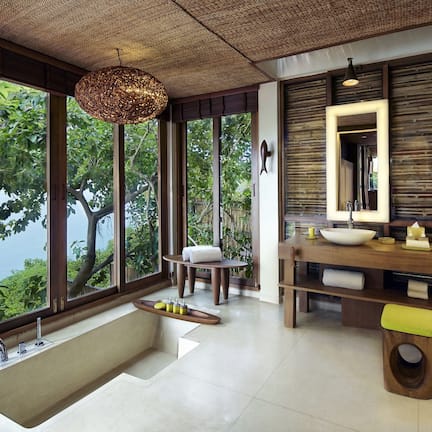 Separate tub and shower, deep soaking tub, rainfall showerhead