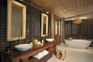 Premium bedding, Select Comfort beds, minibar, in-room safe - Six Senses Samui (Koh Samui)