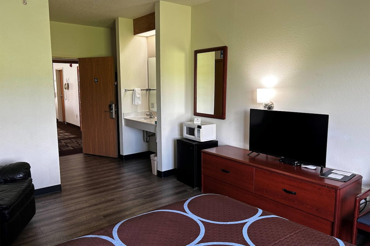 Standard Room, 1 Queen Bed, Refrigerator & Microwave | Desk, iron/ironing board, free cribs/infant beds, free WiFi