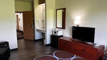 Standard Room, 1 Queen Bed, Refrigerator & Microwave | Desk, iron/ironing board, free cribs/infant beds, free WiFi