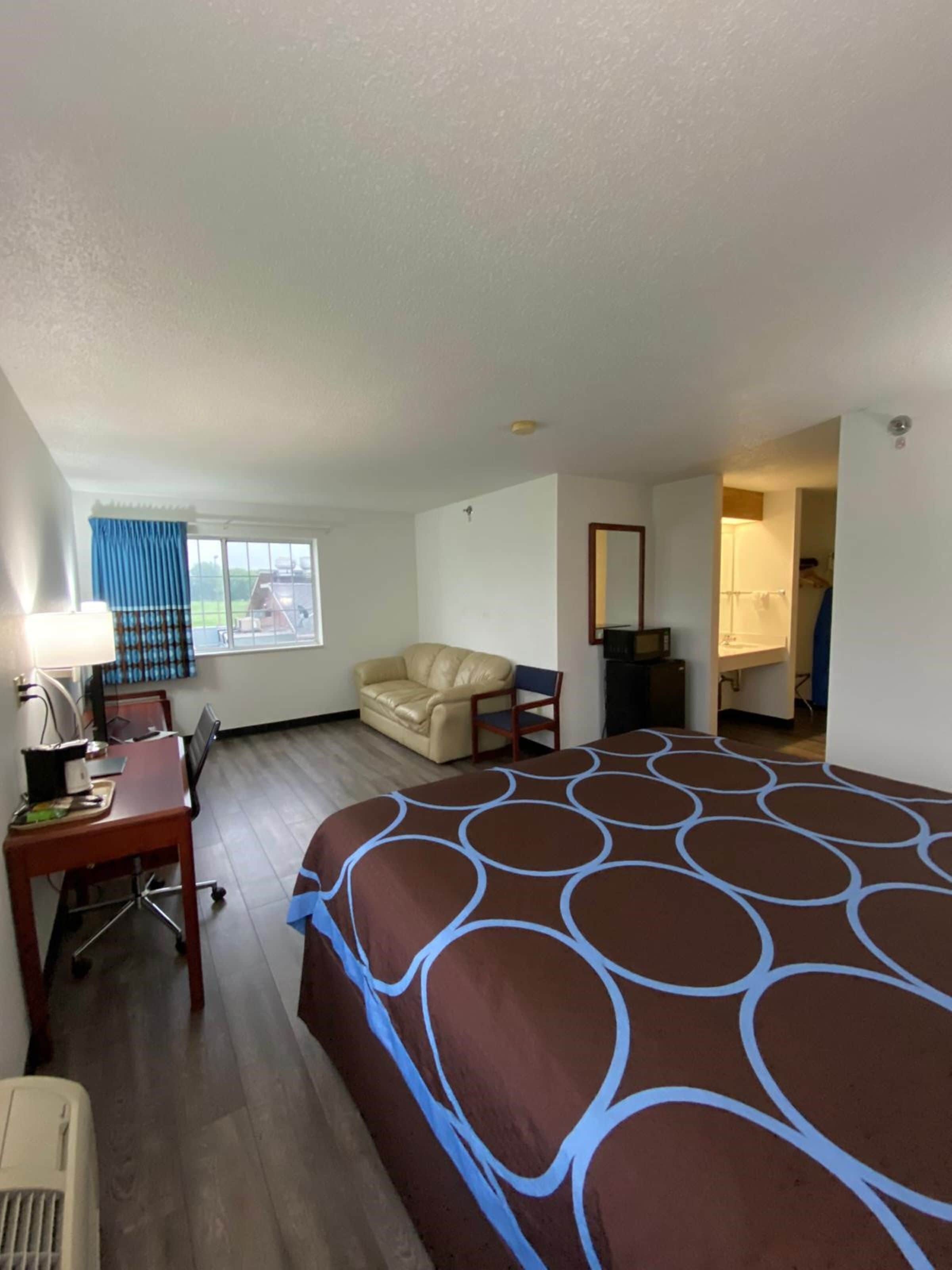 开间套房, 1 张特大床, 无烟房 | 办公桌、熨斗/熨衣板、免费婴儿床、免费 WiFi