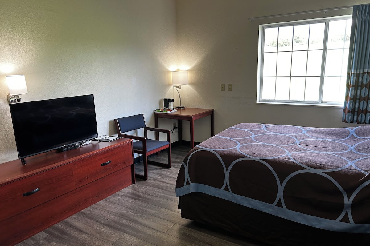 Habitación estándar, 1 cama Queen size, refrigerador y microondas | Escritorio, tabla de planchar con plancha y cunas gratuitas