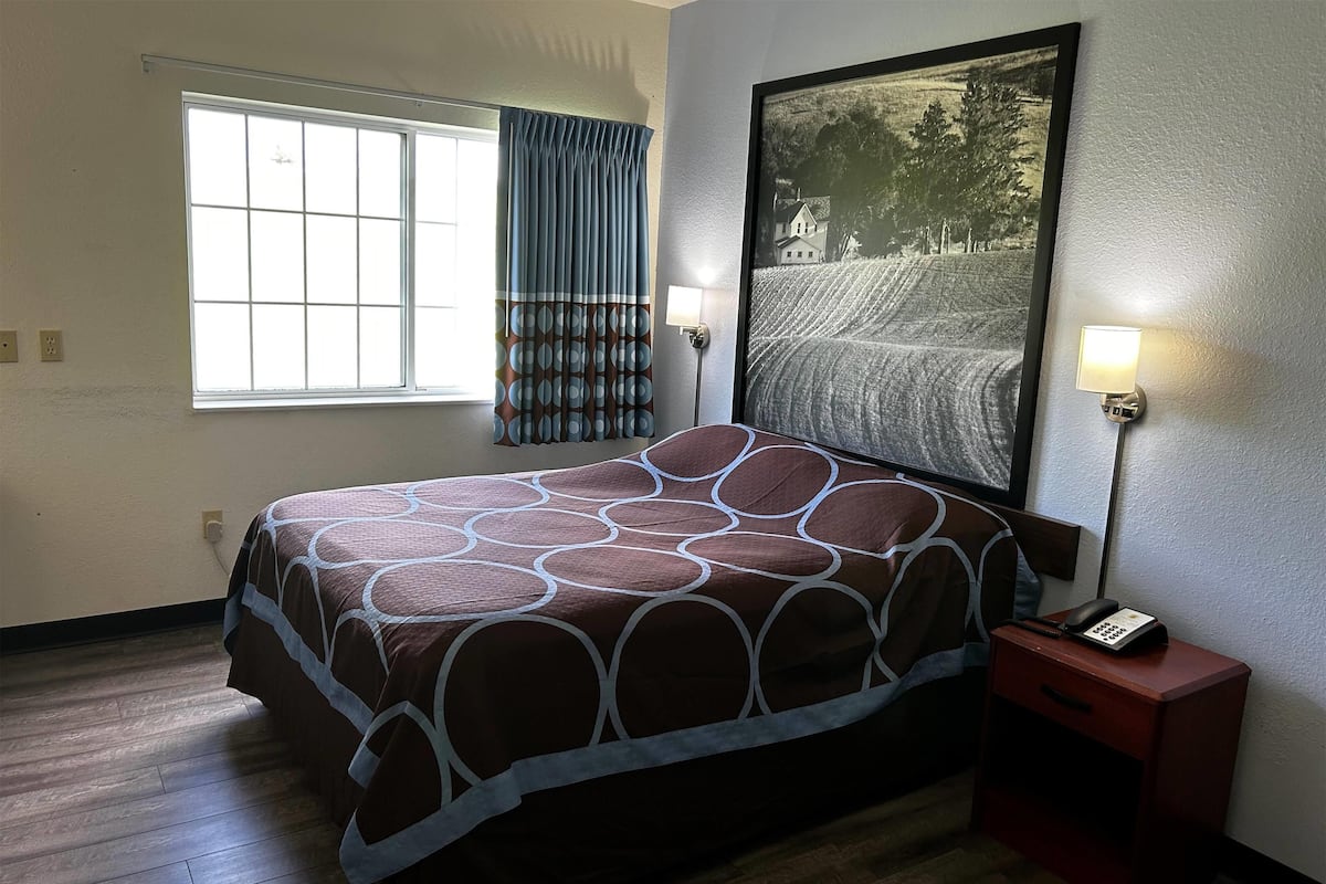 Standard Room, 1 King Bed, Refrigerator & Microwave | Desk, iron/ironing board, free cribs/infant beds, free WiFi