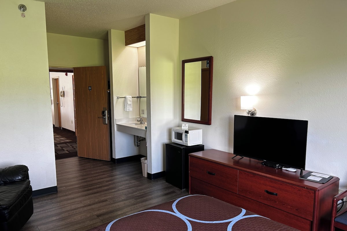Habitación, 1 cama Queen size, con acceso para personas discapacitadas (Mobility Accessible) | Escritorio, tabla de planchar con plancha y cunas gratuitas
