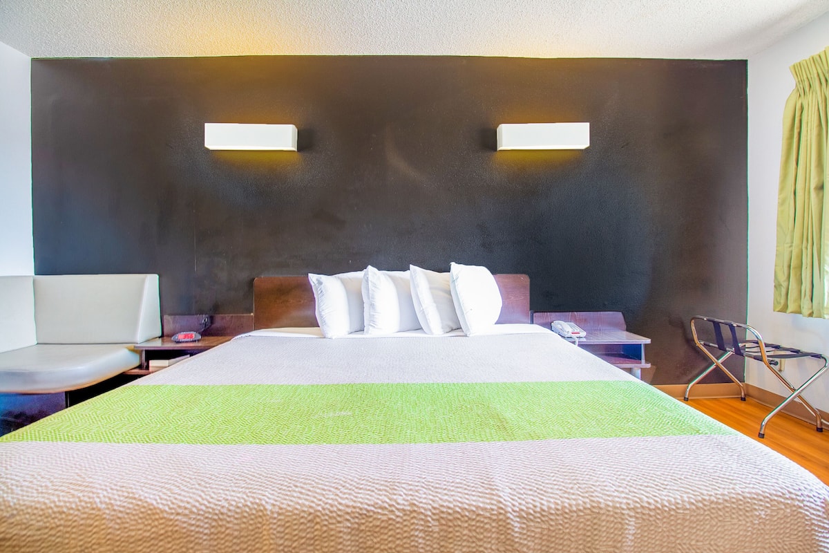 Escritorio, tabla de planchar con plancha, wifi gratis y ropa de cama
