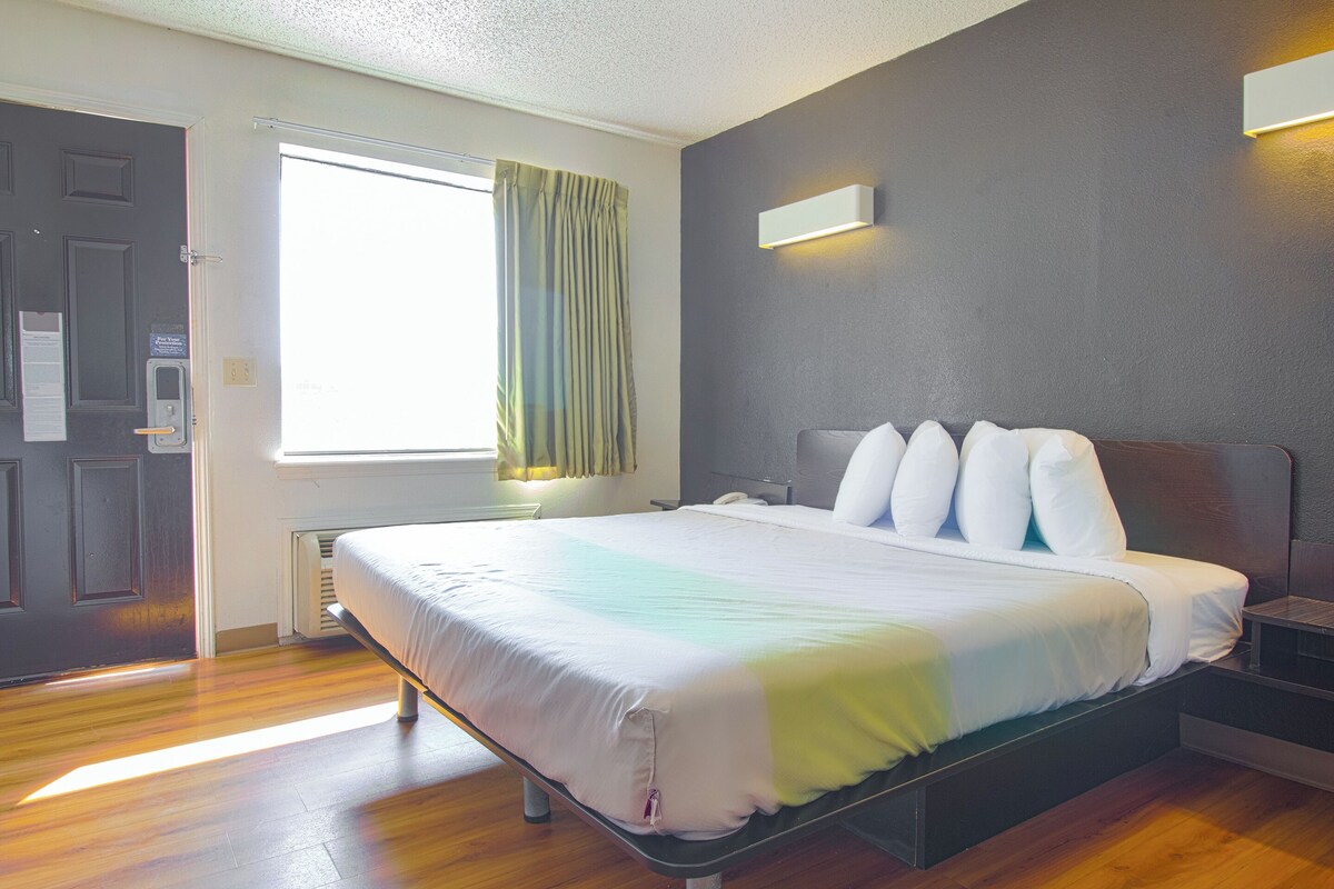 Habitación, 1 cama King size, con acceso para personas discapacitadas, para no fumadores | Escritorio, tabla de planchar con plancha, wifi gratis y despertador 