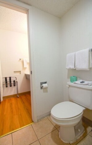 Gratis toiletartikelen, een haardroger, handdoeken