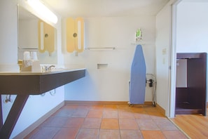 Room, 1 King Bed, Accessible, Non Smoking | Bathroom | Free toiletries, hair dryer, towels
