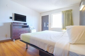 Kamer, 1 kingsize bed, toegankelijk voor mindervaliden, niet-roken | Een bureau, een strijkplank/strijkijzer, gratis wifi, een wekker
