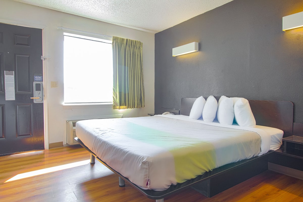 Habitación, 1 cama King size, con acceso para personas discapacitadas, para no fumadores | Escritorio, tabla de planchar con plancha, wifi gratis y ropa de cama