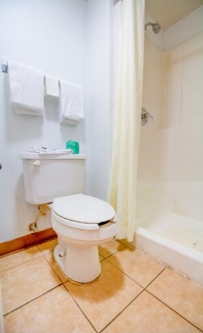 Gratis toiletartikelen, een haardroger, handdoeken