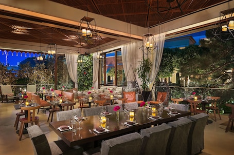 13 restaurants, lunch, dinner served; American cuisine