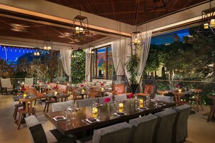 13 restaurants, lunch, dinner, brunch served; American cuisine