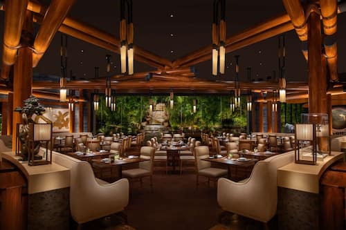 13 restaurants, lunch, dinner, brunch served; American cuisine