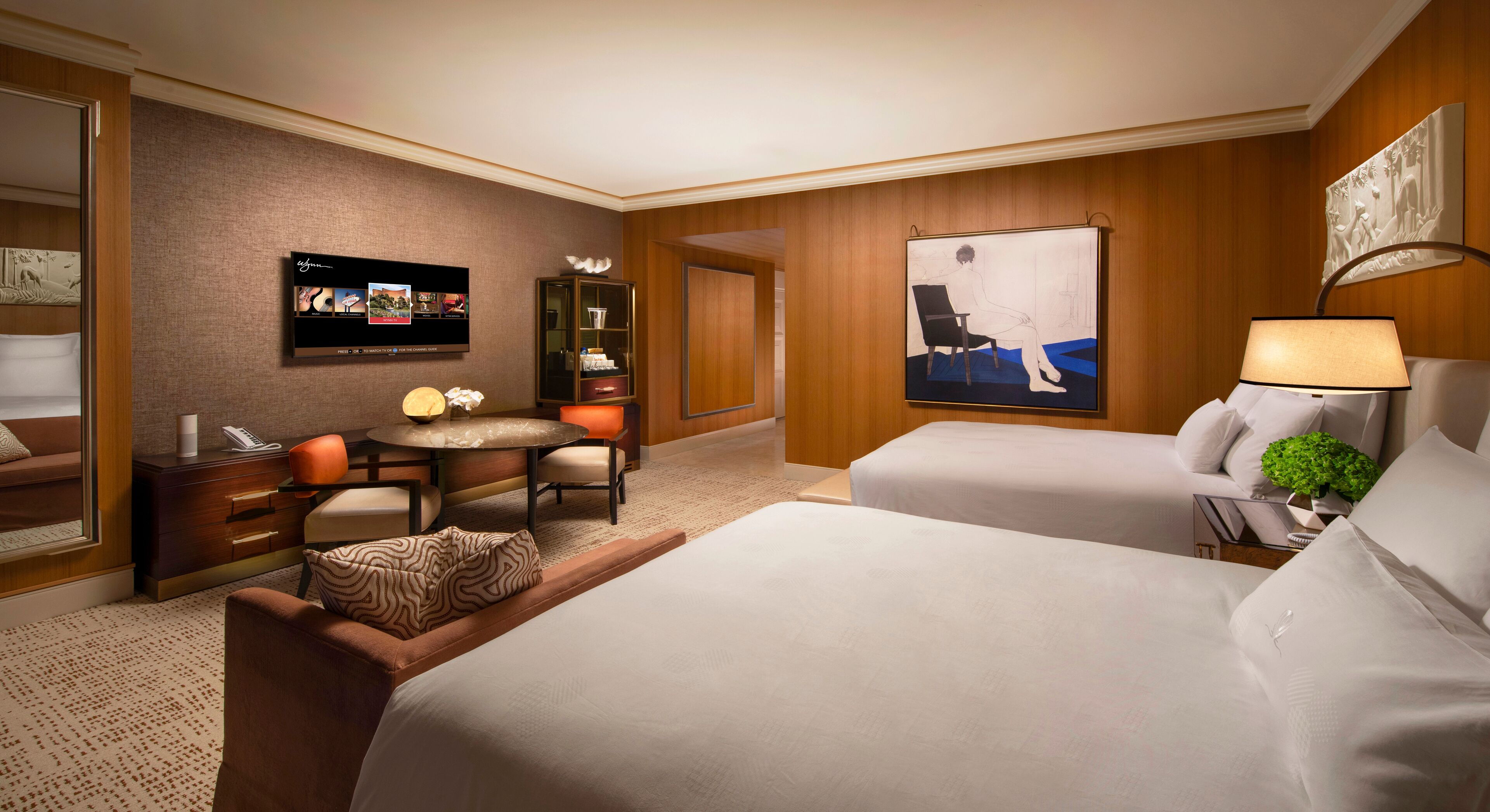 Luxe beddengoed, pillowtop-bedden, een minibar, een kluis op de kamer