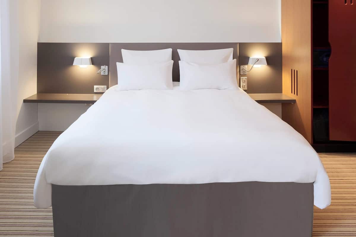 1 bedroom, premium bedding, minibar, in-room safe