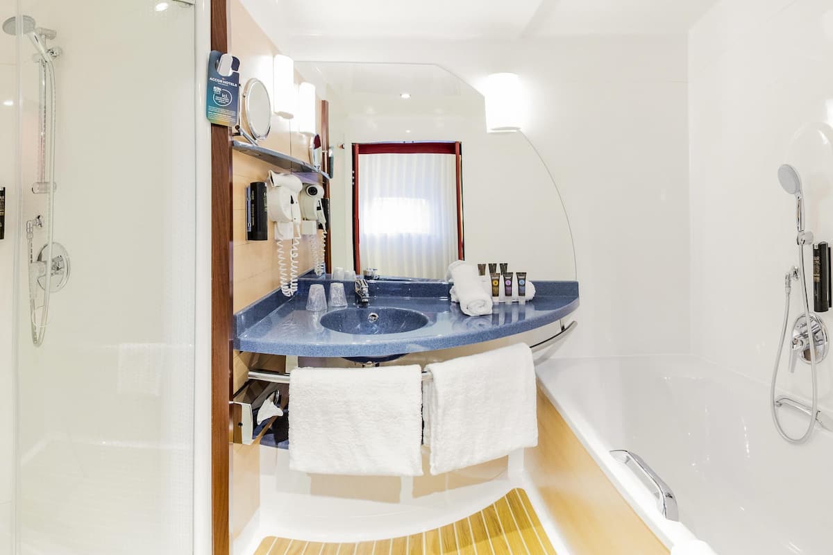 1 bedroom, premium bedding, minibar, in-room safe