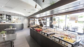 Daily buffet breakfast (CHF 25 per person)