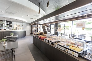 Daily buffet breakfast (CHF 25 per person)