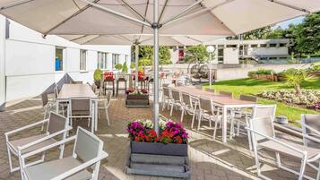 Breakfast, lunch, dinner served; garden views