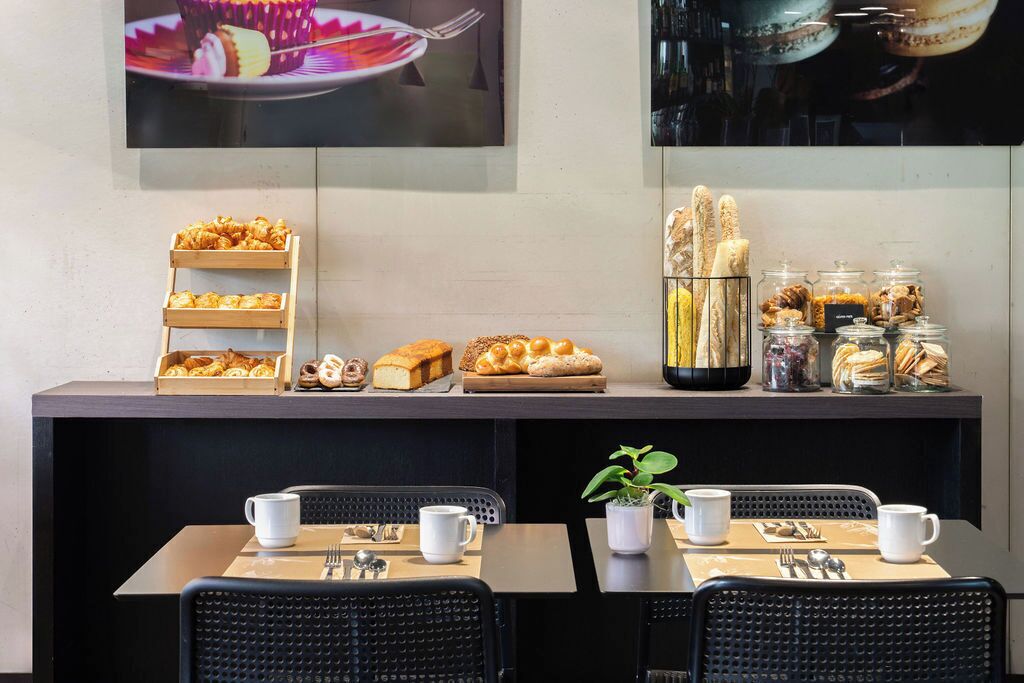 Phục vụ bữa sáng, bữa trưa, bữa tối, nhìn ra vườn 