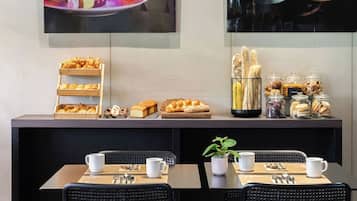 Phục vụ bữa sáng, bữa trưa, bữa tối, nhìn ra vườn