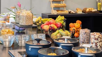 Se sirven desayunos, almuerzos y cenas (con vistas al jardín)