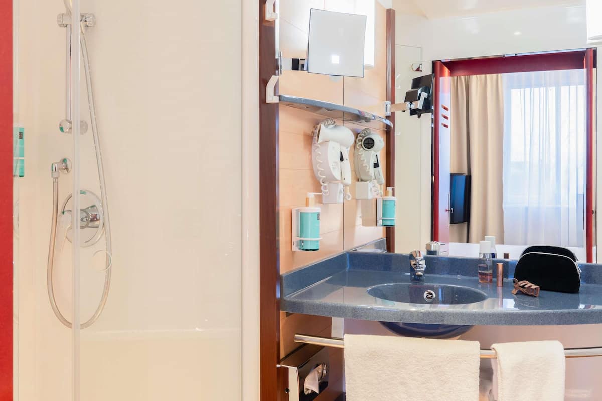 1 bedroom, premium bedding, minibar, in-room safe