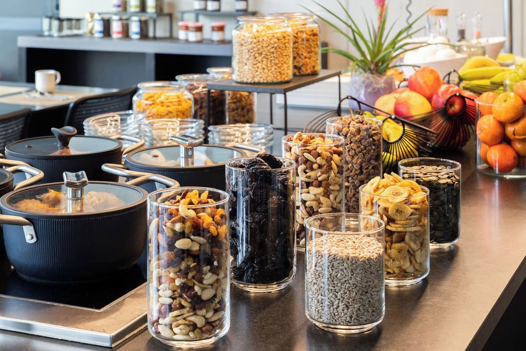 Sarapan bufet setiap hari (CHF 25 seorang) 