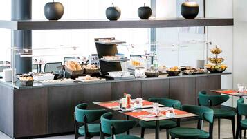 Frühstück, Mittagessen, Abendessen, Blick auf den Garten