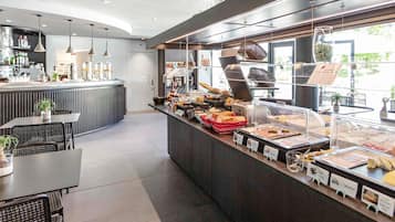 Aamiainen, lounas ja illallinen; näkymät puutarhaan