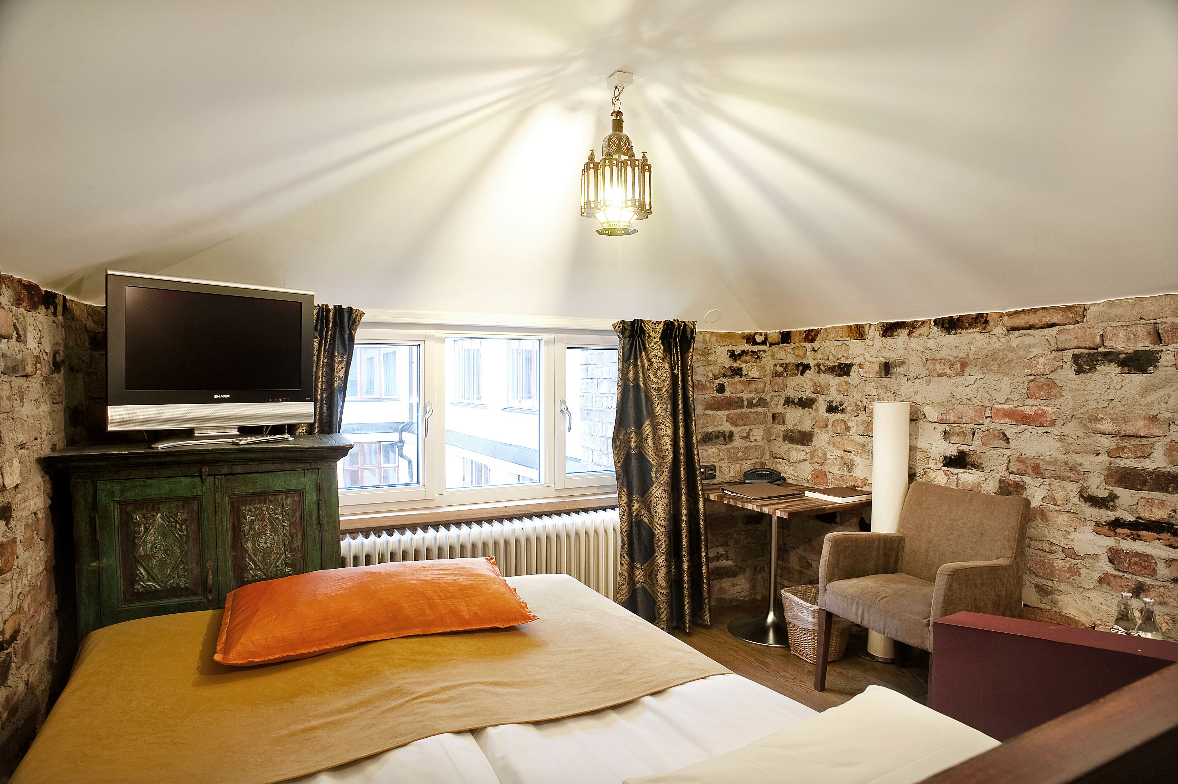 double room (grand lit) | individually decorated, individually furnished, desk, soundproofing