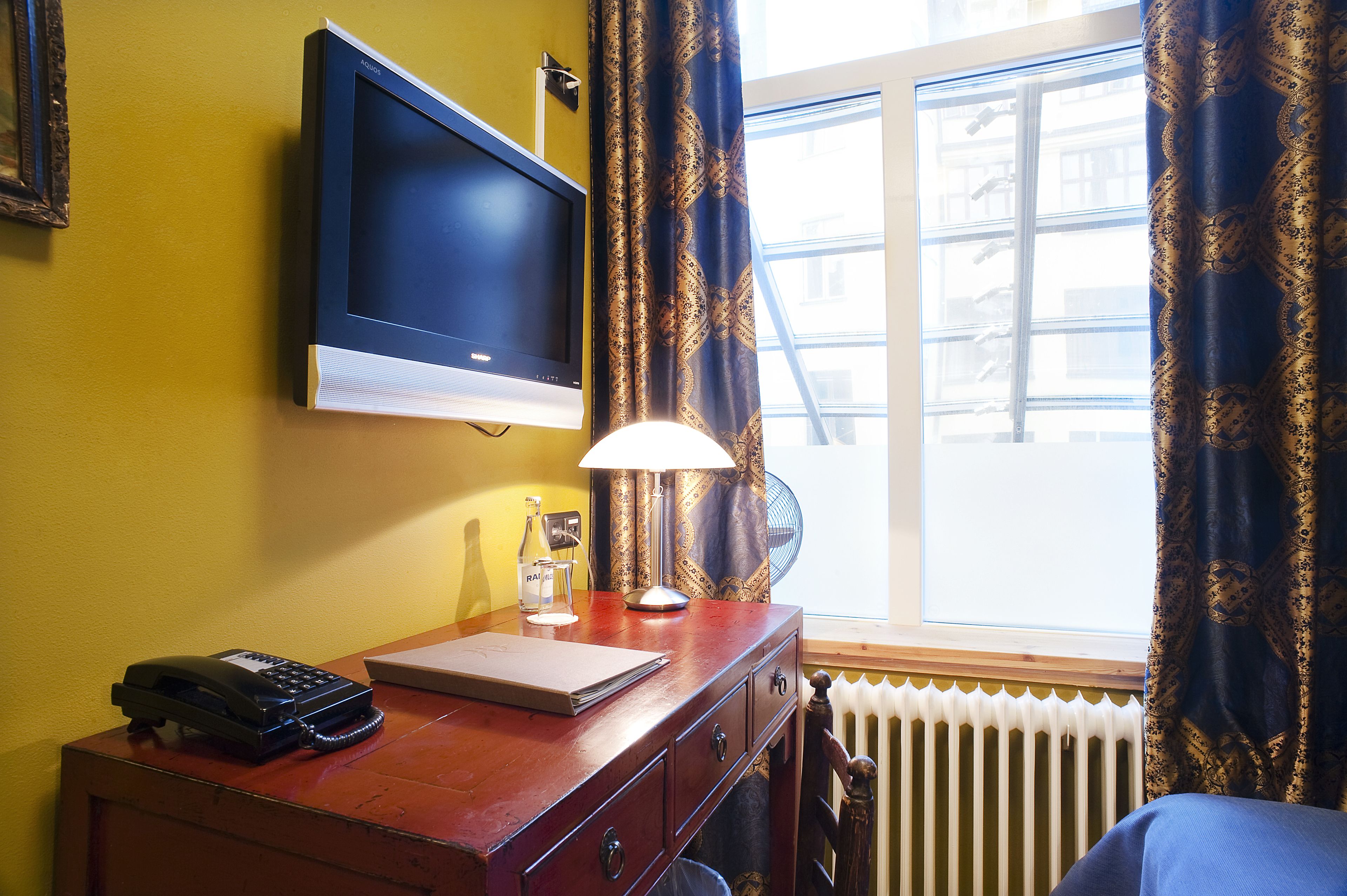 small single room - window does not open | room amenity