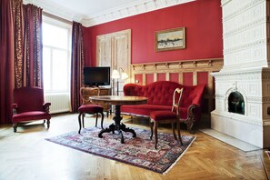 Suite – junior | Individuelt dekorert, individuelt innredet, skrivebord og lydisolert