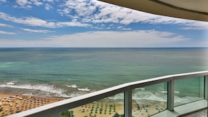 A balcony with a view of the ocean and beach. - Radisson Hotel Recife (Recife)