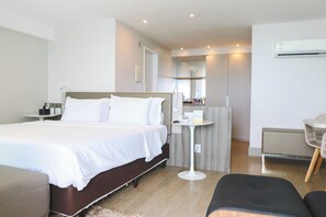Suite Business Class King | Minibar, caja fuerte, escritorio y cortinas opacas
