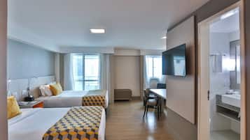 Suite Luxo Twin | 1 kamar tidur, minibar, brankas, dan meja kerja