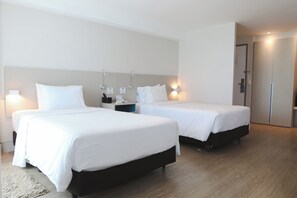 Minibar, in-room safe, desk, blackout curtains - Radisson Hotel Recife (Recife)