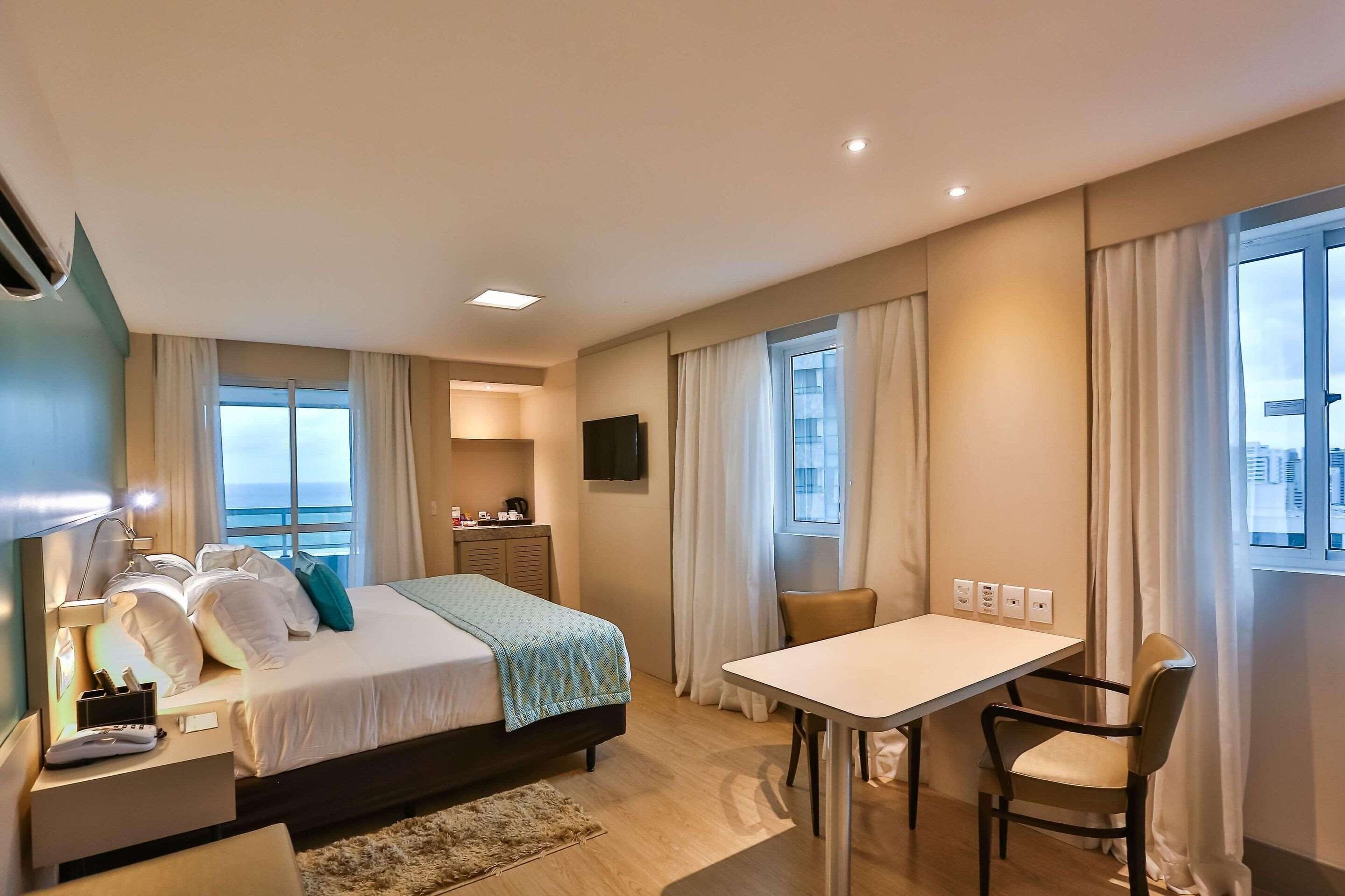 迷你吧、客房内保险箱、办公桌、遮光窗帘