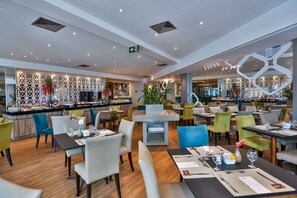Breakfast, lunch, dinner served; sea views  - Radisson Hotel Recife (Recife)