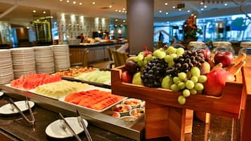 Café da manhã com buffet grátis todos os dias