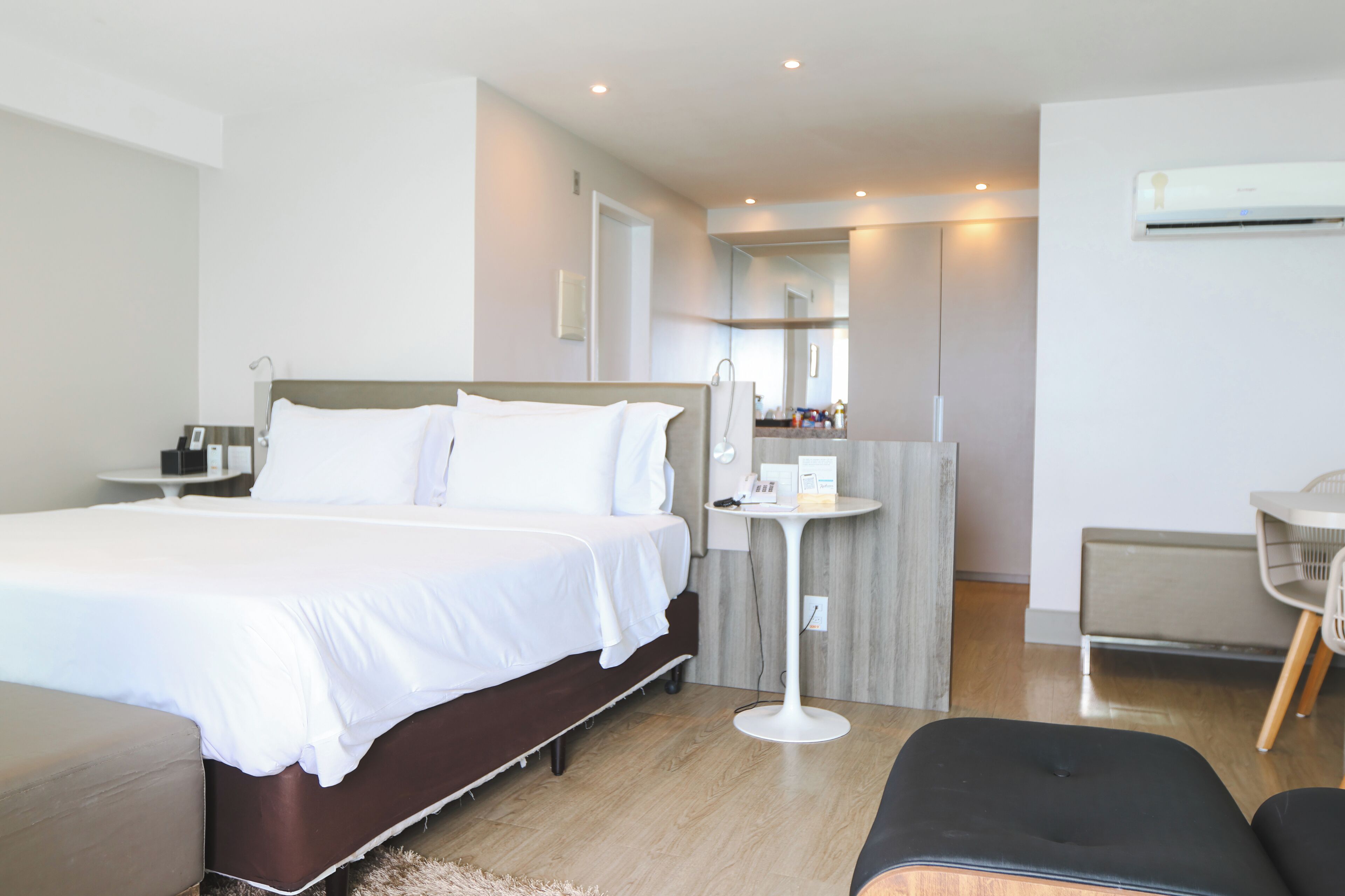 Suite Business Class King | Minibar, coffres-forts dans les chambres, bureau, rideaux occultants