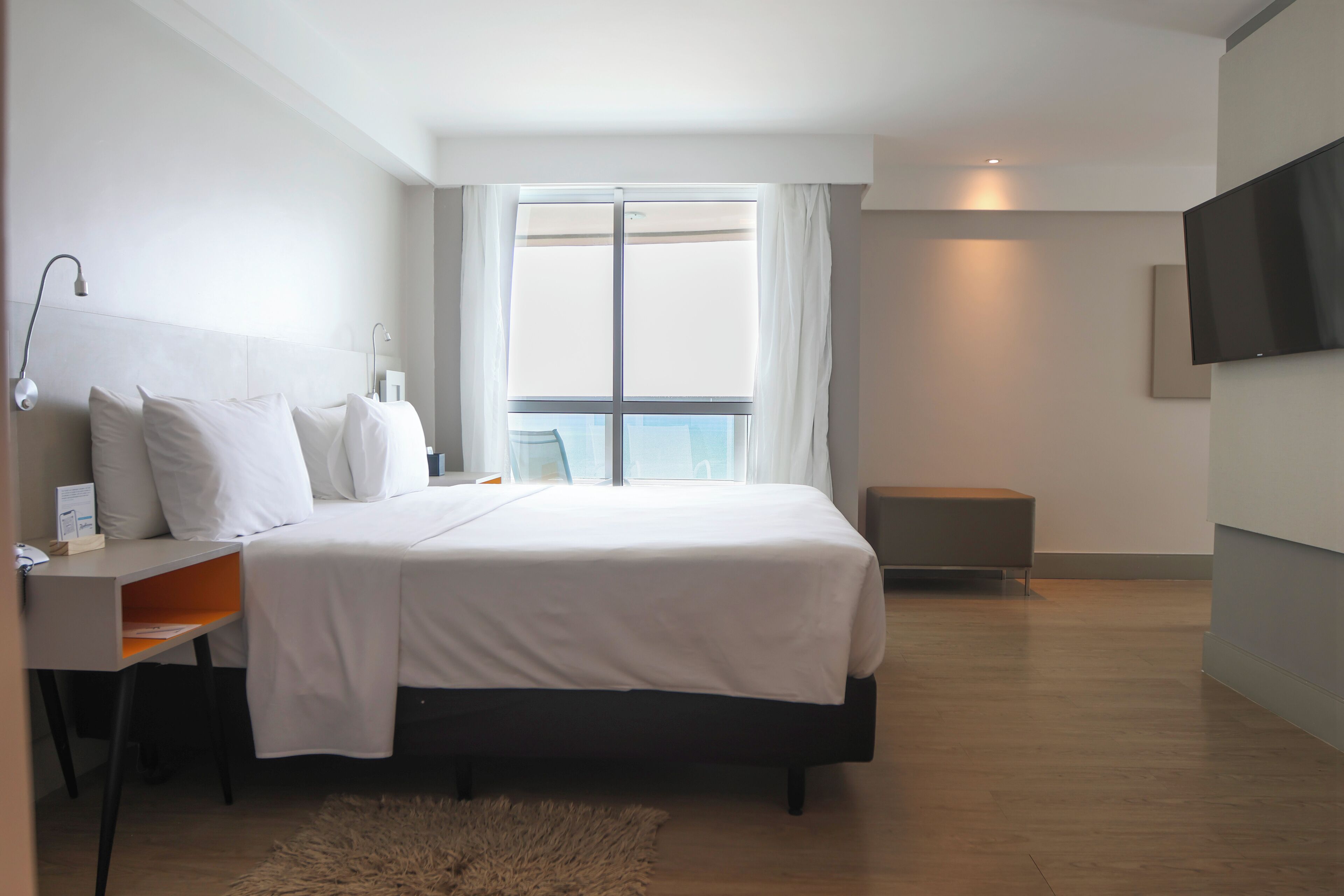 Suite Luxo Queen | Minibar, in-room safe, desk, blackout drapes