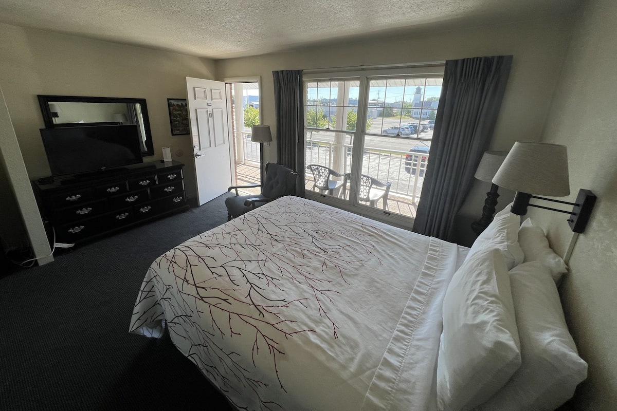 Standard Room, 1 Queen Bed | Desk, blackout drapes, iron/ironing board, free WiFi