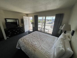 Standard Room, 1 Queen Bed | Desk, blackout drapes, iron/ironing board, free WiFi