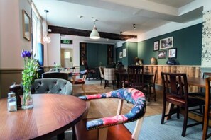 Frokost, lunsj og middag serveres, britiske retter 